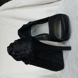 Size 9 Open toe platform with back frill